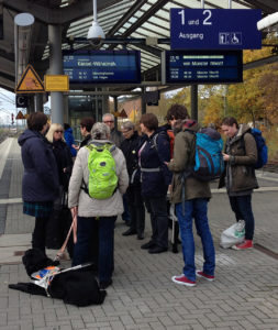 Teilnehmer der Redaktionenkonferenz bei der Abreise am Bahnhof Warburg